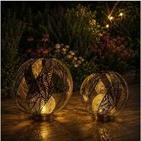 Online-Fuchs LED Solarleuchte für außen - 2 große Kugeln aus Metall & Glas - Deko Figuren Garten, Bruchglaskugel mit LED, warmweiße Beleuchtung, moderne Gartendekoration mit sanften Lichtakzenten