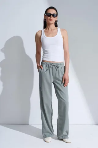 Mittelhohe, weite Denim-Jeans