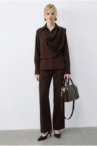 Schal-detaillierte Bluse und hochtaillierte weite Hose Zweiteiliges Set