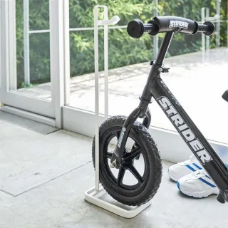 Kinderfahrrad-Ständer platzsparend Metall weiß 15x20x63cm | Yamazaki Tower. Organisierte Aufbewahrung für Laufräder und Kinderhelme im Innenbereich.