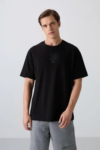 Übergrößen T-Shirt mit bedrucktem Logo und Rundhalsausschnitt
