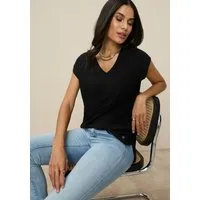 Tamaris Shirtbluse aus weich fließender Viskose in lässiger Form mit V-Ausschnitt
