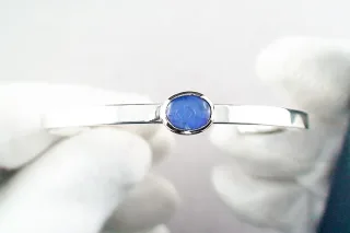 Eleganter Armreif aus massivem Silber mit Black Crystal Opal 0,97 ct