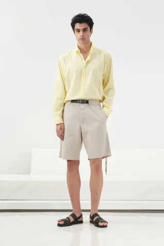 Gürtelte Mid-Waist maßgeschneiderte Shorts