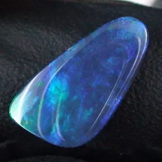 Black Opal 2,04 ct Vollopal Lightning Ridge