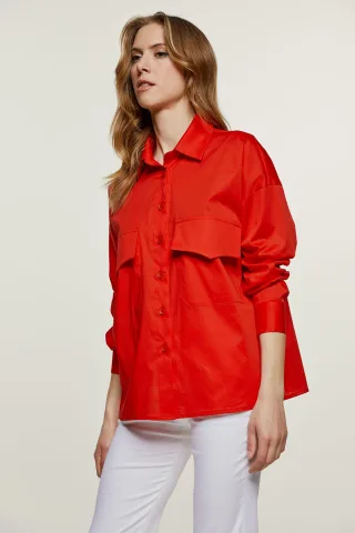 Rotes Hemd im Popeline-Stil