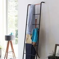 Yamazaki Garderobenständer Tower, Handtuchhalter, Universalständer, zum Anlehnen, schwarz Metall