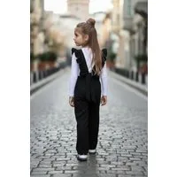 Parla Kids Overall Jumpsuit in Schwarz mit Volantschultern und Haarspange