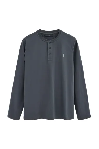 T-Shirt steingrau mit Henley-Ausschnitt und Rigby Go Stickerei