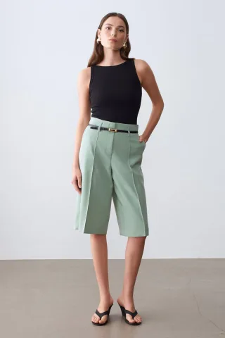Hochtaillierte weit geschnittene Crepe-Shorts mit Gürtel