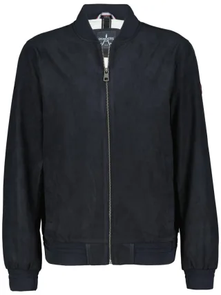 Purpurrote Jacke - Blaue Nacht