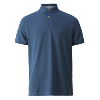 Herren-Poloshirt der Marke Tommy Hilfiger. Die Polos von Tommy Hilfiger sind aus Bio-Baumwolle und Elastan gefertigt und haben eine normale Passform. Die weiche Baumwolle sorgt für hohen Tragekomfort. Das Elastan sorgt für eine feine Dehnung des Stof