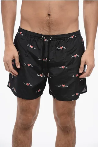 Bedruckte ALL-OVER CUPID Badeshorts in Nero, Rosso