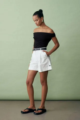 Hoch taillierte gestreifte Shorts mit Gürtel