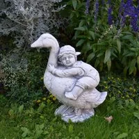 gartendekoparadies.de Gartenfigur Nils Holgersson mit der Wildgans, Steinfigur, H. 37 cm, 10 kg, Frostsicher