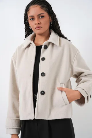 Weiche strukturierte Jacke mit Knöpfen und Taschen