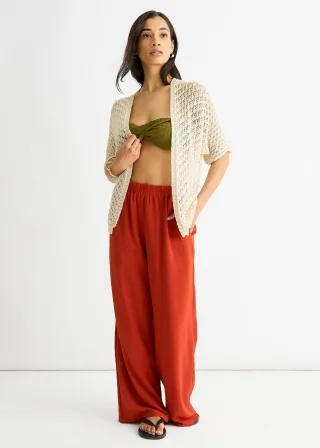 Beige Kante an Kante gehäkelte Strickjacke