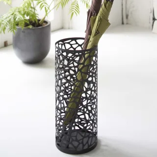 Yamazaki Schirmständer rund dekorativ 19x46cm Metall schwarz. Sorgen Sie für Ordnung im Flur mit diesem stilvollen und geräuscharmen Organizer.