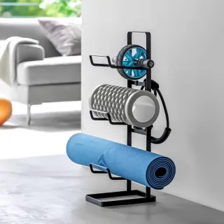 Yamazaki Fitnessgeräte-Ständer platzsparend Tower – Metall schwarz. Setzen Sie markante Akzente und organisieren Sie Ihre Sportsachen professionell.