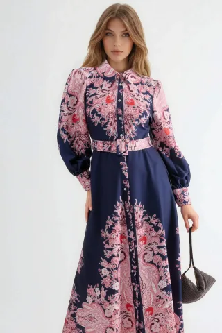 Maxikleid mit Paisley-Druck und Bindegürtel