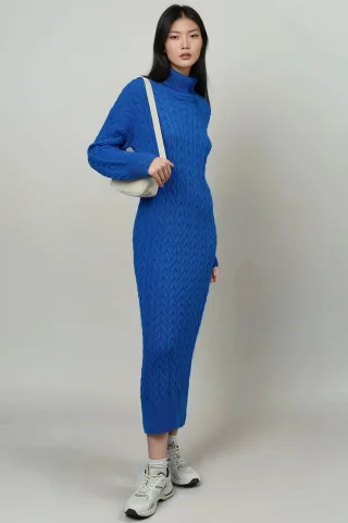 Langärmeliges Rollkragen-Haarzopf-Strickkleid