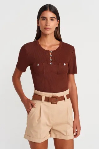 Rippstrickbluse mit Knopfdetail