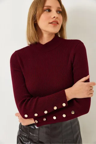 Strickpullover mit Stehkragen und Knopfmanschetten