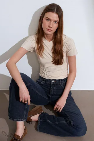 Schlanke Passform V-Ausschnitt Jersey-Bluse