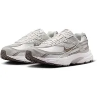 Nike Sportswear Initiator Sneaker inspiriert vom Design des Nike P-6000