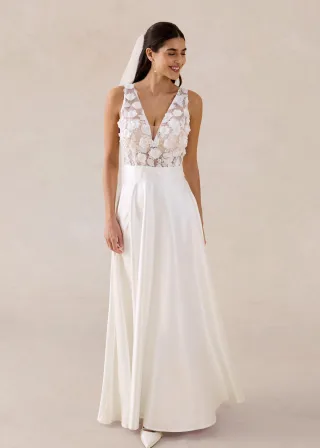 bonprix Brautkleid aus glänzendem Satin mit Blumen-Applikation, weiß, Gr.44, Modern und feminin: Langes Brautkleid aus glänzendem Satin mit hohem Schlitz und Blumen-Applikation im Oberteil