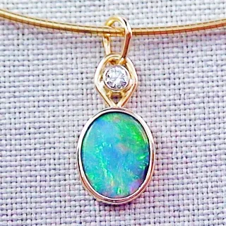 18k Goldanhänger mit 1,24 ct. Black Opal &amp; 0,10 ct VSI Diamant