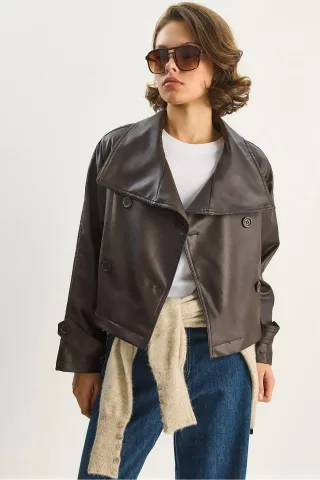 Übergroße Kunstlederjacke mit Knopfverschluss