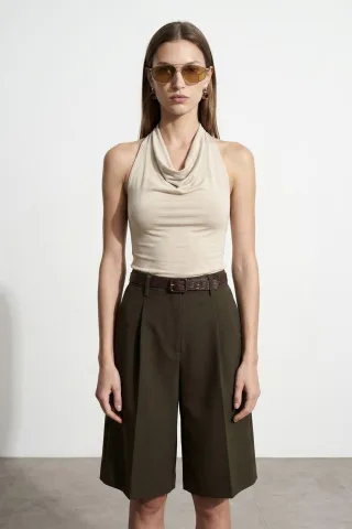 Ärmellose Bluse mit Schlauchkragen und Bindegürtel