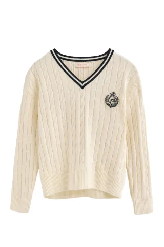 Pullover ecru mit Zopfmuster, V-Ausschnitt und maritimem Polo Club-Patch