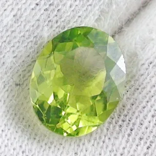 AAA Peridot in olivgrün 3,17 ct - Oval multifacettiert - 10,11 x 8,13 x 5,22 mm