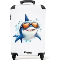 NoBoringSuitcases.com© Kinderkoffer Cooler Hai mit Sonnenbrille im Wasser 55x35x20cm, 4 Rollen, Handgepäck Koffer, Hartschalenkoffer Kinder, Reisekoffer Jungen