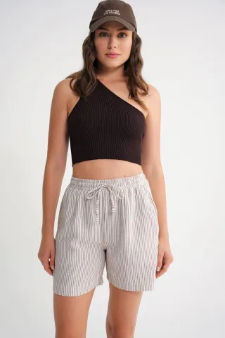 Hochgeschnittene gestreifte weite Shorts