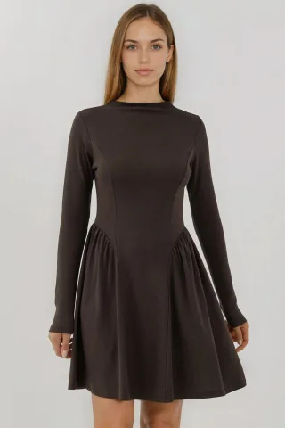 Weiches strukturiertes Boot Neck Mini Kleid