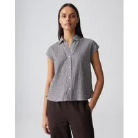 OPUS Kurzarmbluse FANNU mit Seersucker-Streifen V-Ausschnitt und Perlmuttknöpfe runden den Look ab