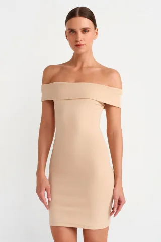 Körperbetontes Mini-Kleid mit schulterfreiem Ausschnitt