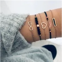 The Beauty House Armband Set Damen Armband Legierung, 5-teilig mit Herz, Infinity, Perlen & Feder, verstellbar, eleganter Modeschmuck