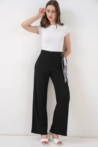 Texturierte Hose mit Schal-Detail