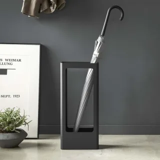 Yamazaki Schirmständer platzsparend 22x12x50cm Metall schwarz. Ein funktionaler Blickfang, der für trockene Böden und Ordnung in Ihrer Diele sorgt.