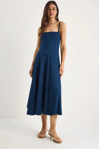 Strukturiertes Midikleid mit quadratischem Kragen