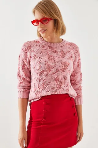 Abstrakter Strickpullover mit Rippdetails