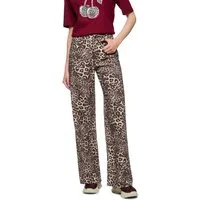 Marc Cain Gerade Jeans Mon Cherry Premium Damenmode Model Warri mit Leo Print