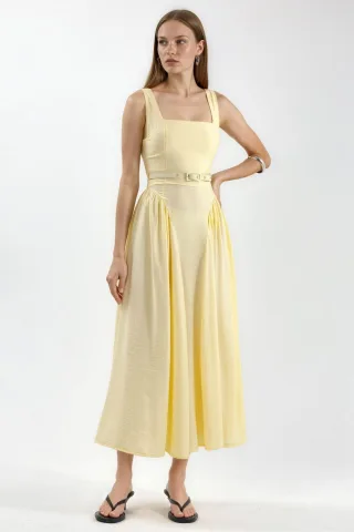 Kleid mit quadratischem Kragen und Taillengürtel in Midi-Länge