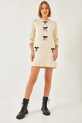 Texturiertes Strickkleid mit Schleife