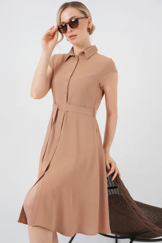 Schlichtes Midi-Kleid in A-Form mit Knopfkragen und Bindungsdetails