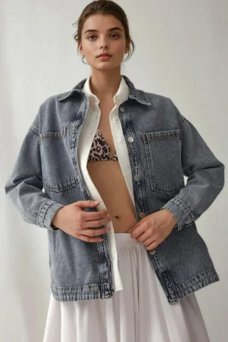 Oversized Jeansjacke mit Hemdkragen und Taschen